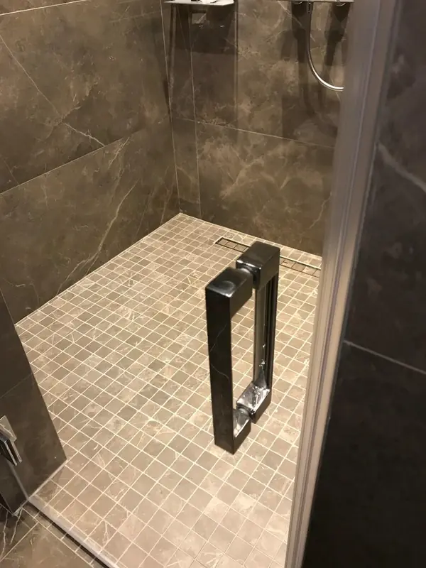 Стеклянная дверь в душевую