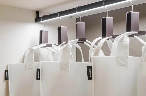 Хранение сумочек в гардеробной