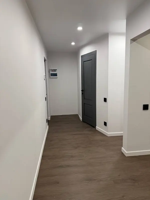 Метро Большевиков, Дом 1960 года постройки.