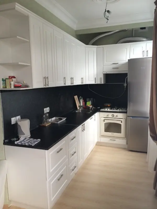 Кухня ( МДФ, Эмаль), столешница из искусственного камня.