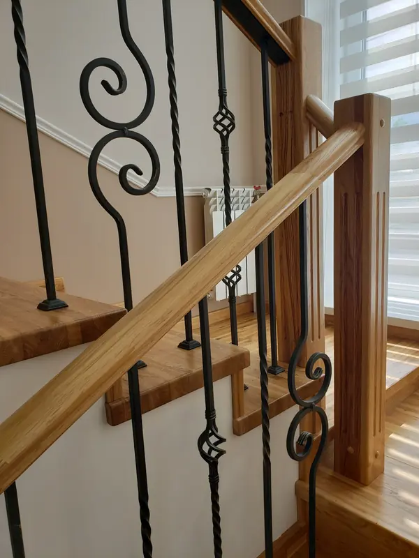 Лестница из дуба с коваными ограждениями