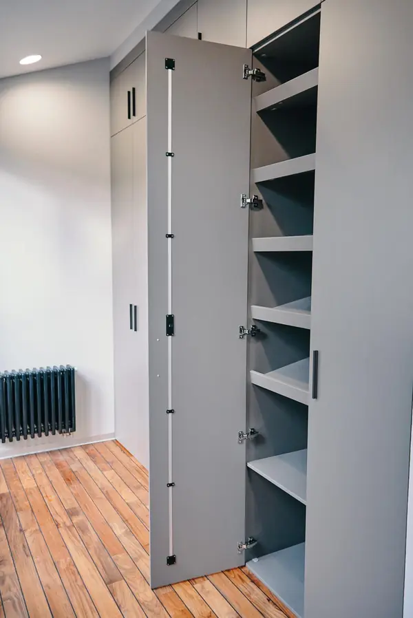 Шкаф распашной raumplus серый