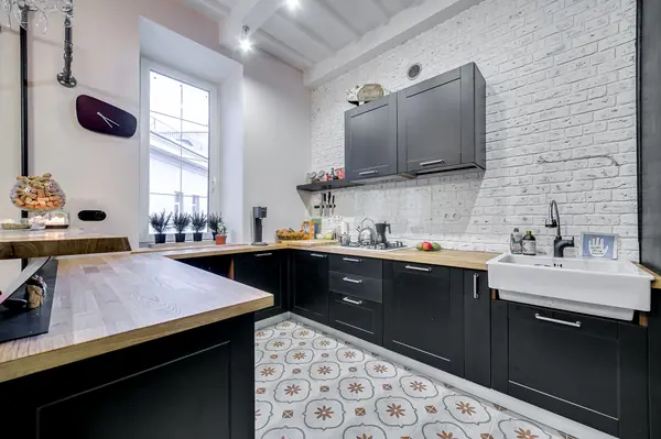 Просторная кухня в стиле лофт