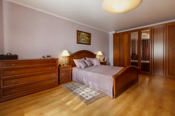 Трёхкомнатная квартира с кухней-гостиной в классическом стиле