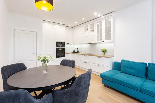 Белая кухня в стиле современная классика