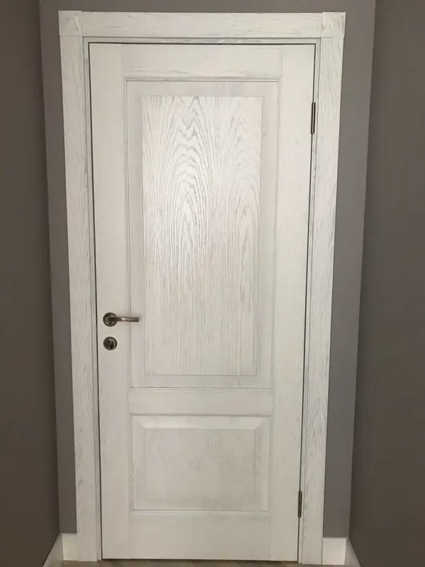 Дверь из массива дуба Belorawood модель Эпир 2 белая дверь с патиной серебо