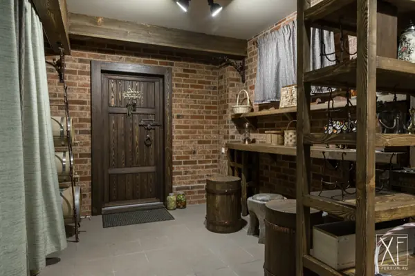 Декоративные кованные элементы и механический замок для двери в погреб