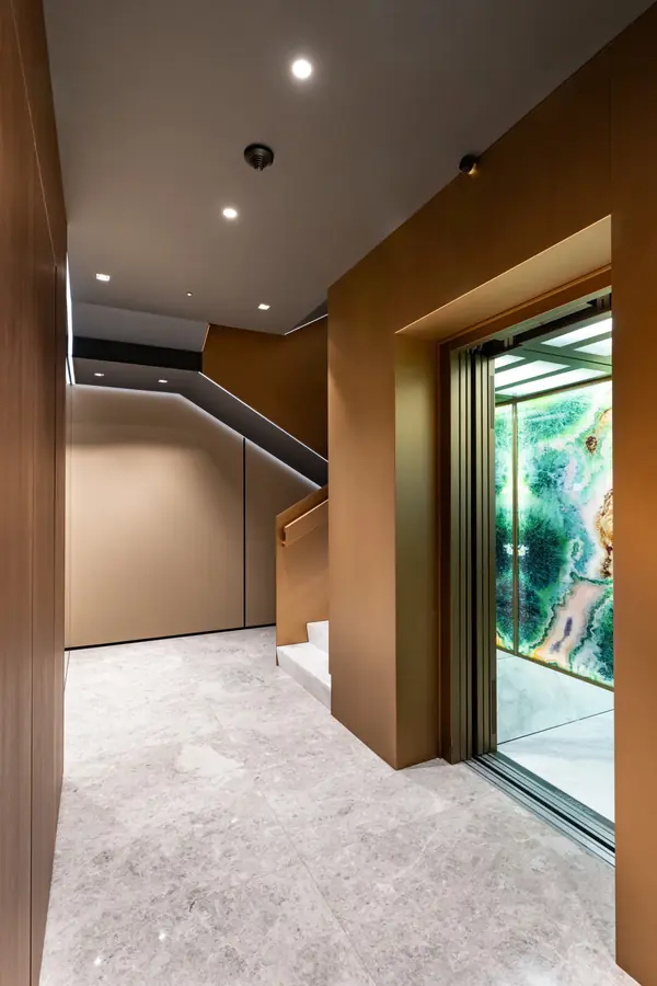 Облицовка металлом лифтового помещения