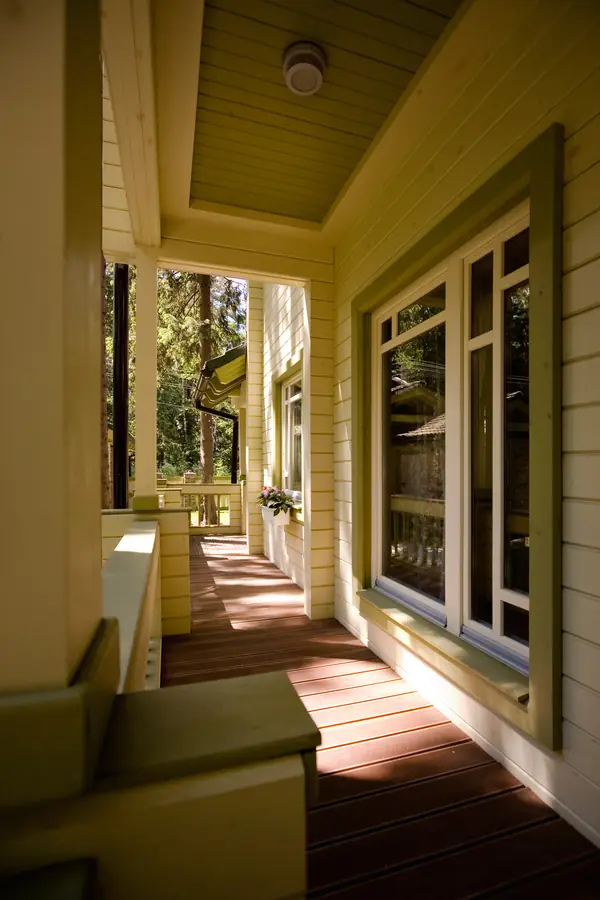 Деревянные окна в домах из клееного бруса