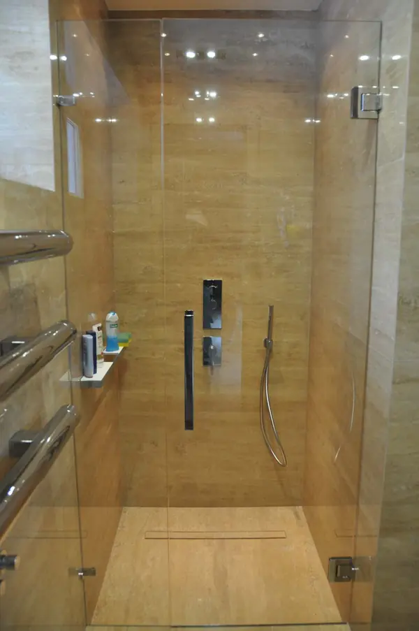 Душевые и стеклянные перегородки на фурнитуре MWE Германия