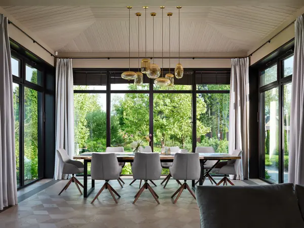 Остекление загородного дома в современном стиле