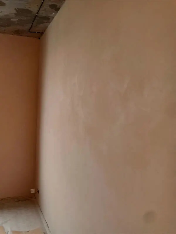 Фактурная штукатурка в интерьере квартиры в Москве в персиковой оттенке