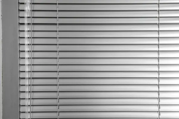 Горизонтальные жалюзи в офис