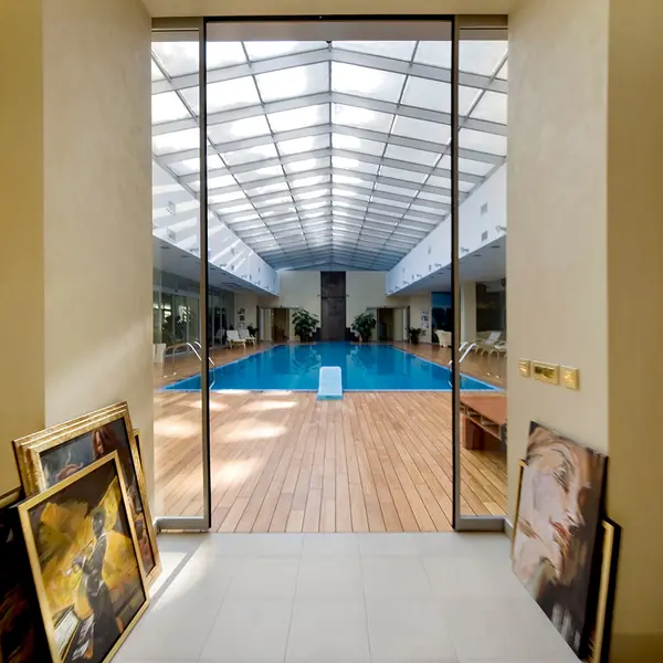 Бассейн. Резиденция Монолит