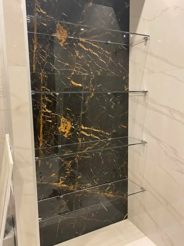 Стеклянные полочки в ванную