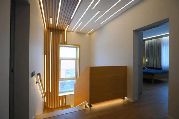 Коттедж в Чукреевке с природными фресками и рейками с подсветкой