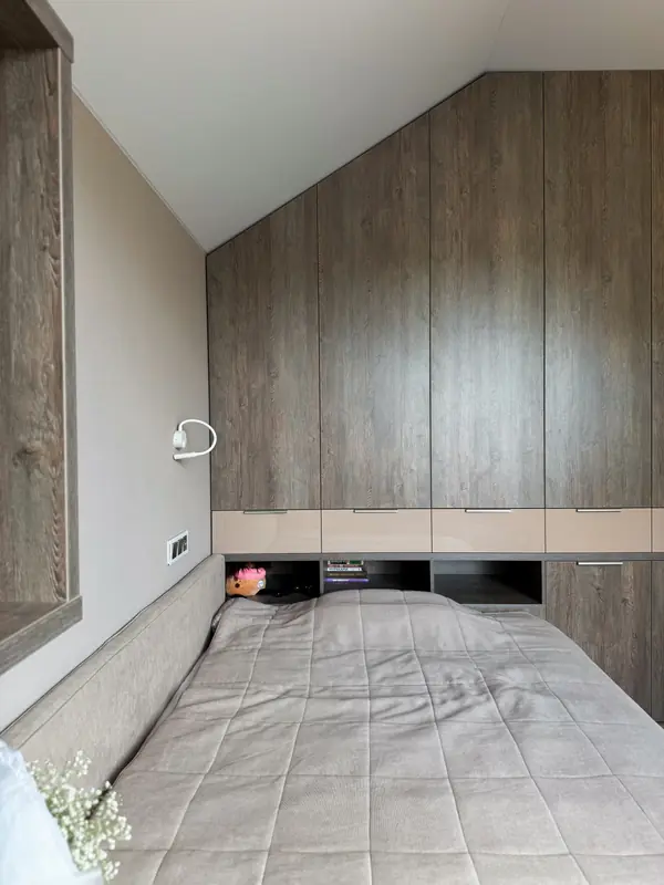 Открытые полки для мелочей и бра вечерней подсветки