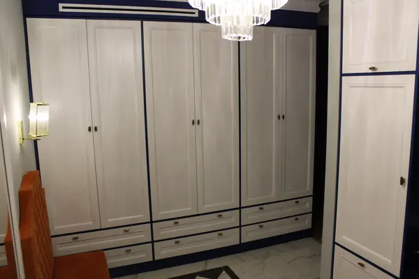 Обустройство просторной прихожей.