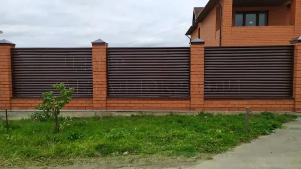 Забор жалюзи из металлического штакетника (евроштакетника)