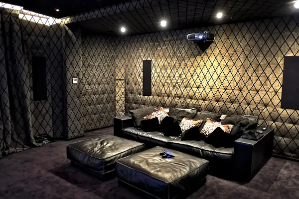 Кинозал в поселке Лемболово Пещера драконов