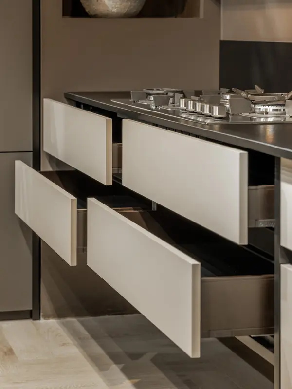 Кухня в ручкой Gola