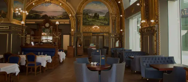 «Французская елка» Coswick во французском ресторане Le Train Bleu в Дохе