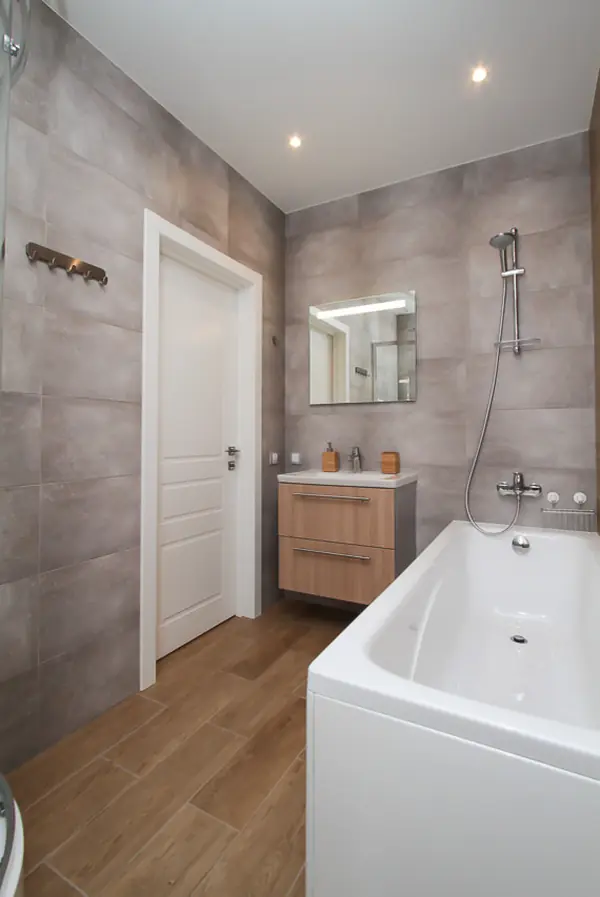 Квартира в современном стиле с яркими цветовыми акцентами.