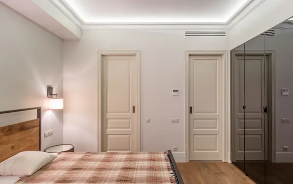 Белые дубовые двери в интерьере квартиры