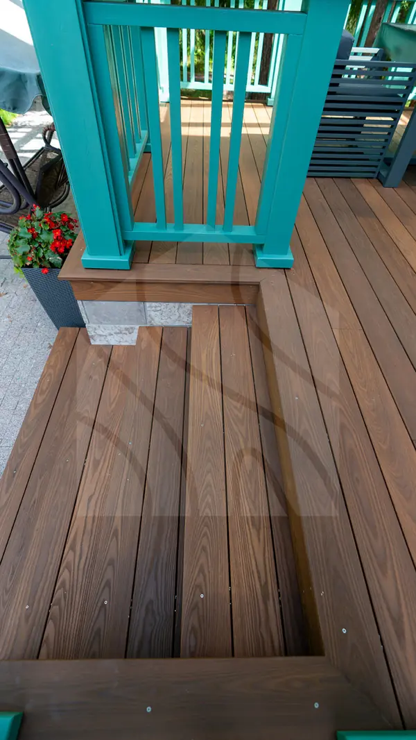 Терраса из термоясеня для загородного дома