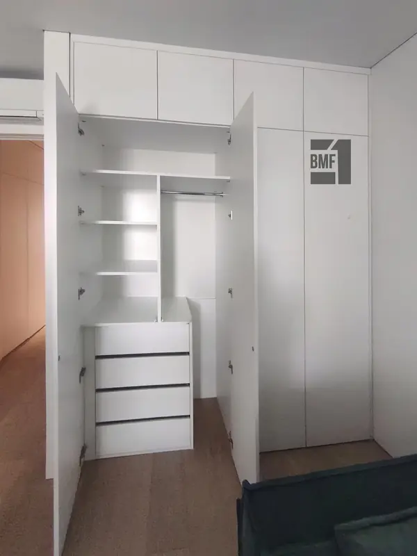 Распашной шкаф в спальню 55803-3