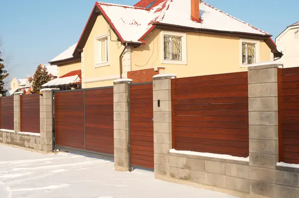 Горизонтальный деревянный забор из лиственницы