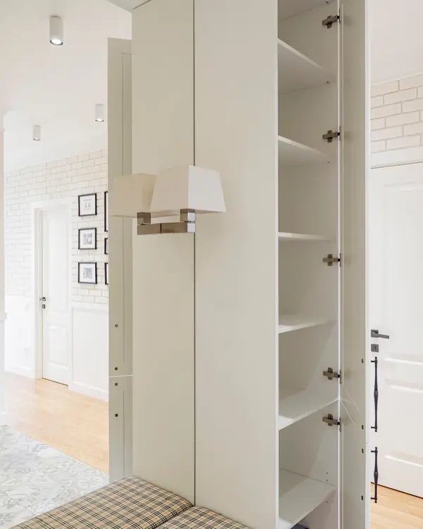 Белая прихожая в стиле неоклассика.