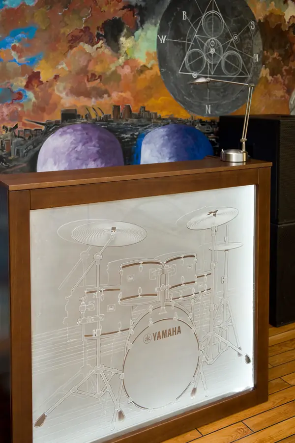 Диджей пульт. Бассейн.Резиденция Монолит