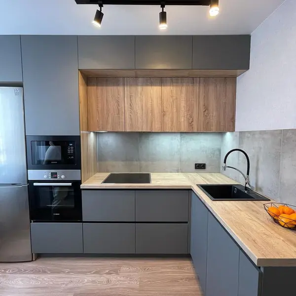 Зеленая угловая кухня под потолок со столешницей с еврозапилом