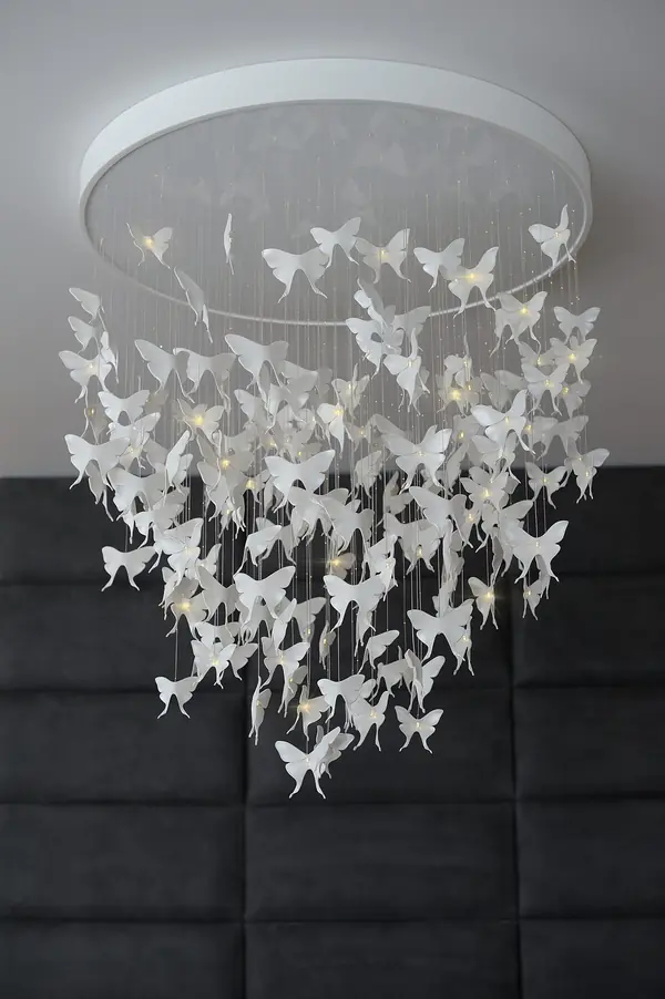 Люстра в хозяйской спальне