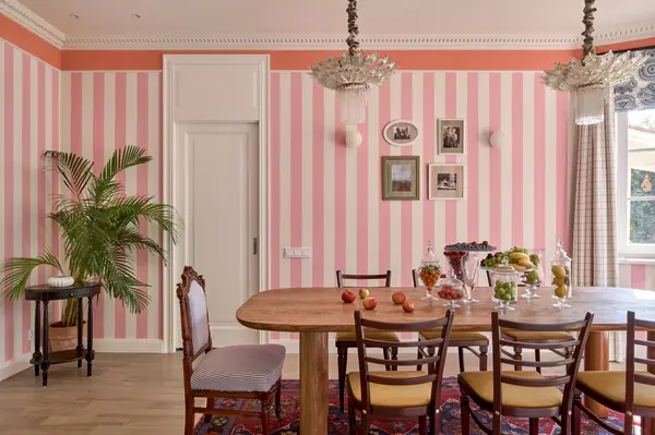 Столовая и кухня в розовую полоску