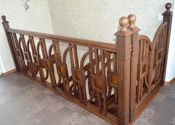 Лестница из дуба с оригинальным ограждением