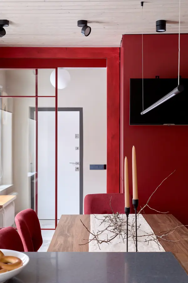 Кухня с верстаком и красная лестница