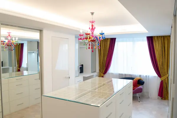 Гардеробная raumplus с комодом-островом