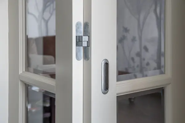 Интерьер с дверью-книжкой Брянский лес