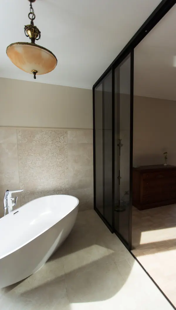 Раздвижная межкомнатная перегородка raumplus в темном тонком профиле