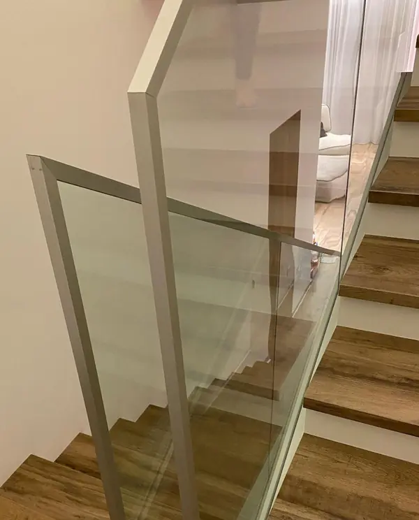 Стеклянные ограждения на лестнице