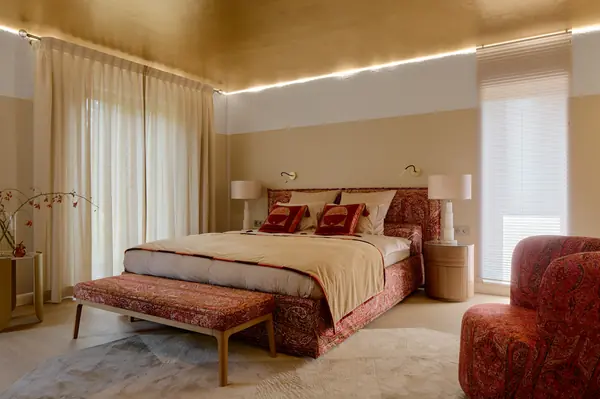 Мастер-спальня в розовом золоте