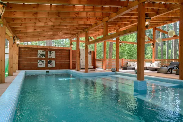 Полукрытый бассейн в сосновом бору