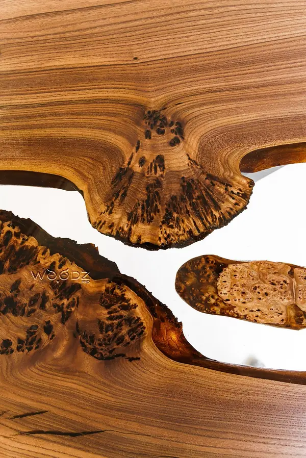 СТол из карагача с прозрачной заливкой