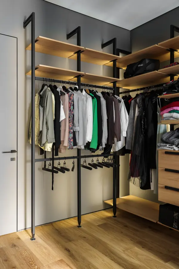 Открытая гардеробная с подсветкой