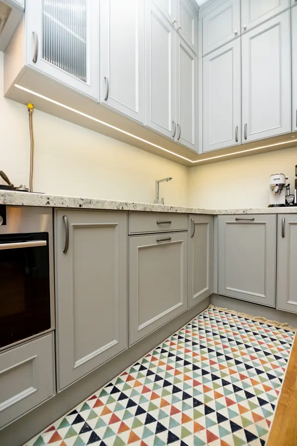 Светло-серая кухня в классическом стиле