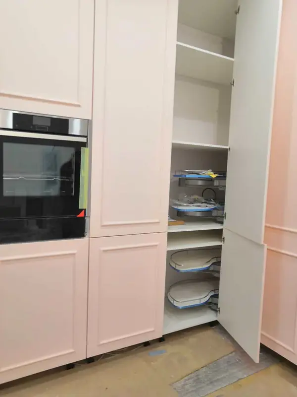 Кухня в розовом цвете.