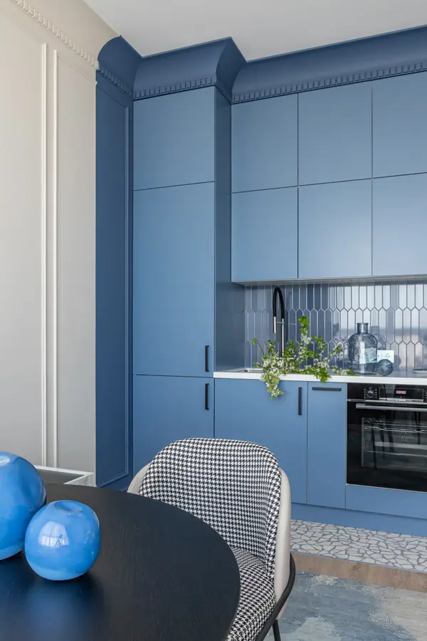 Цвет, неон и греческие богини - современная квартира 35 м² для блогера в Москве