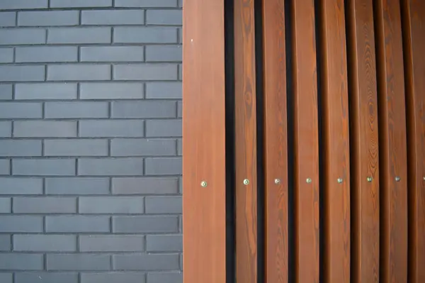 Дом в современном стиле. Кирпич и планкен.